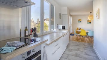 Réfrigérateur, micro-ondes, four, plaque de cuisson