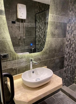 Suite | Bathroom | Combined shower/bathtub, rainfall showerhead, towels, soap