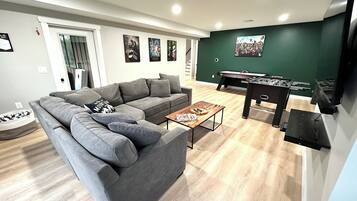 智能電視、壁爐、書籍