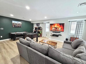 Smart-TV, peis og bøker