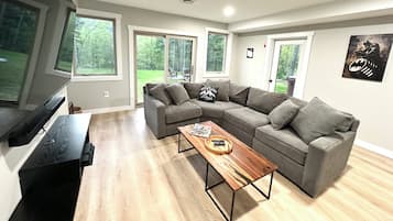 Een smart-tv, een open haard en boeken