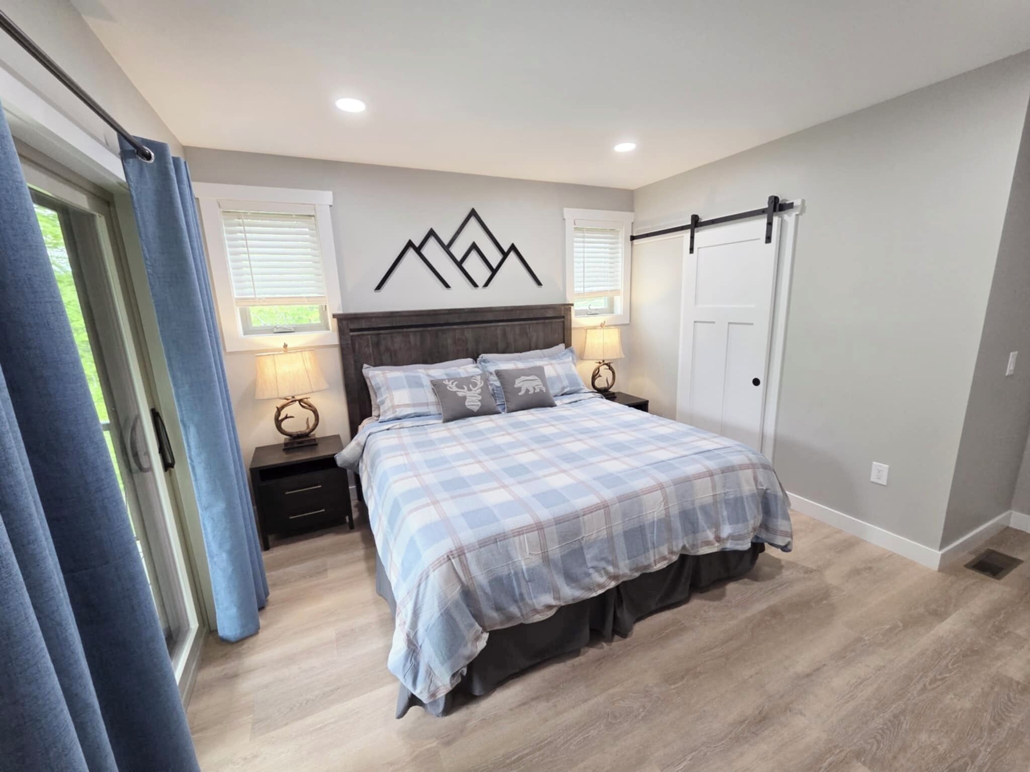 4 soverom, skrivebord, strykejern/-brett og reiseseng for barn