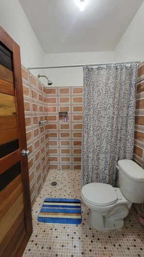 Ducha, artículos de higiene personal gratuitos, toallas y jabón