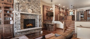 Ski-in/Out  townhome w/ hot tub & fireplace