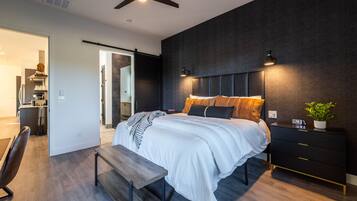 3 slaapkamers, een bureau, een strijkplank/strijkijzer, reisbedje