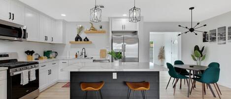 電子レンジ、オーブン、食器洗い機、トースター