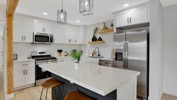 Mikrobølgeovn, ovn, oppvaskmaskin og brødrister