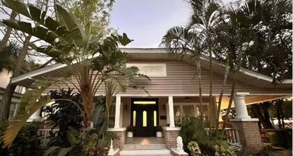 Charming Bungalow with Guesthouse Hot tub, Fire Pit,Outdoor Kitchen-Pet friendly