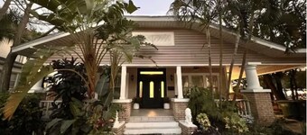 Charming Bungalow with Guesthouse Hot tub, Fire Pit,Outdoor Kitchen-Pet friendly