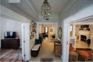 Interior - Charming Bungalow with Guesthouse Hot tub, Fire Pit,Outdoor Kitchen-Pet friendly (Tampa)