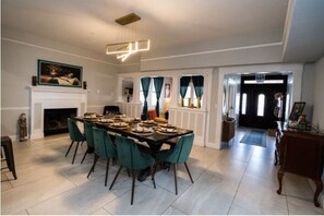 Dining - Charming Bungalow with Guesthouse Hot tub, Fire Pit,Outdoor Kitchen-Pet friendly (Tampa)