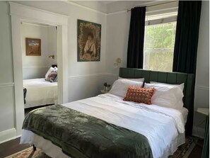 6 bedrooms, desk, iron/ironing board, travel cot - Charming Bungalow with Guesthouse Hot tub, Fire Pit,Outdoor Kitchen-Pet friendly (Tampa)