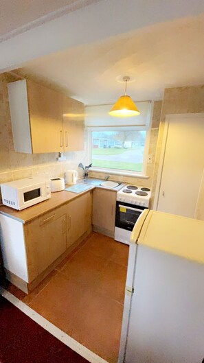 Køleskab, mikrobølgeovn, ovn, elkedel