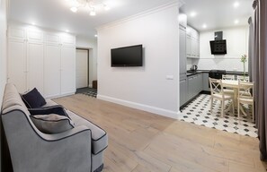 Apartamento de diseño | Ropa de cama de alta calidad y escritorio