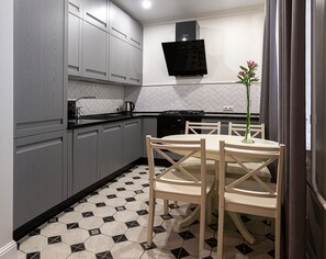 Design-Apartment | Eigene Küche | Großer Kühlschrank, Ofen, Herdplatte, Geschirrspüler