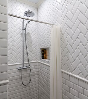Departamento de diseñador | Baño | Amenidades de baño gratuitas, secadora de cabello, toallas, jabón 