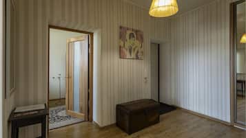 1 bedroom, premium bedding, desk, laptop workspace