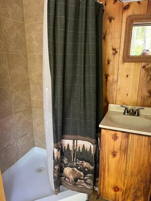 Ducha, secador de pelo, toallas y jabón