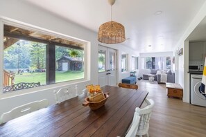 Dining - Newly renovated luxury waterfront cottage, family and pet friendly. Sleeps 10. (Bracebridge)