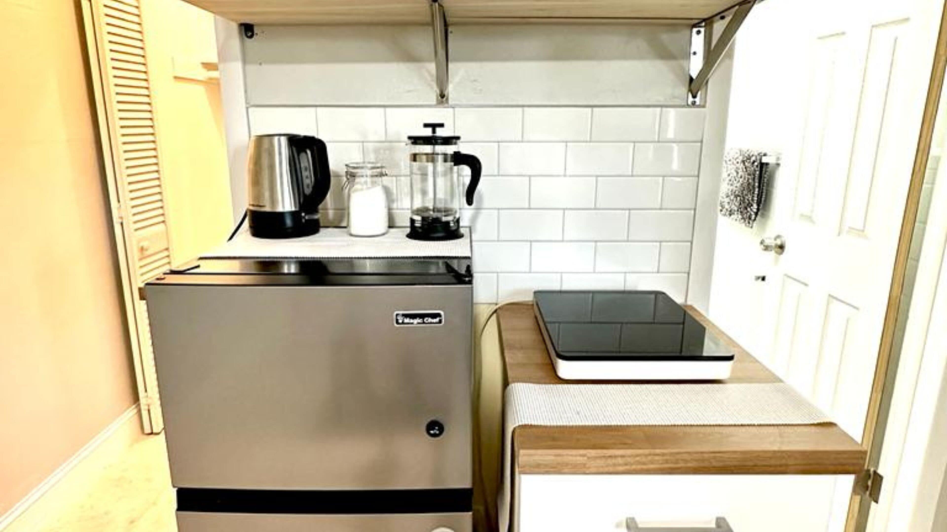 Refrigerador, microondas, parrilla de estufa y cafetera y tetera 