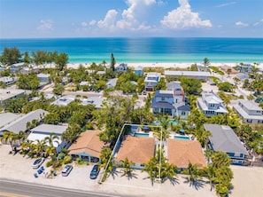 Exterior - Main St Gem! Walk to shops, dining & beach! +HEATED POOL AND SPA (Holmes Beach)