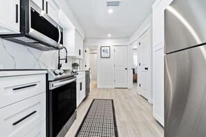 Fridge, microwave, oven, stovetop - Life`s A Beach! Anyday arrival! monthly discount (Holmes Beach)