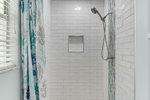 Baignoire, sèche-cheveux, serviettes fournies
