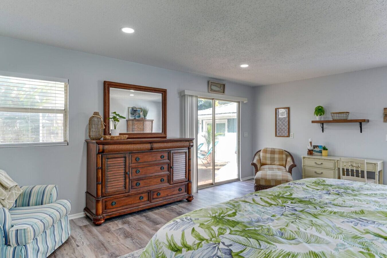 4 bedrooms, desk, iron/ironing board, free WiFi