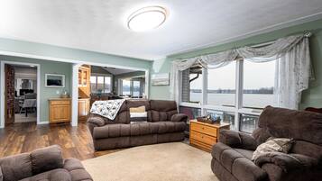 Smart-TV, Tischtennisplatte, Bücher, Stereoanlage