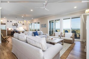 Hus - flere senge - terrasse - strandudsigt (711 Yellow Perch Rd) | Opholdsområde | 50-tommers fladskærms-tv med kabelkanaler, tv