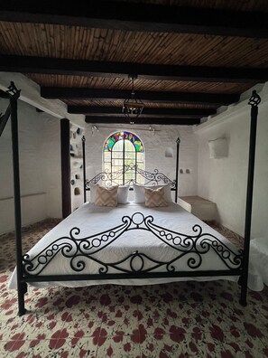 2 bedrooms, desk, laptop workspace, iron/ironing board - Casa Gaudí (Tepoztlán)