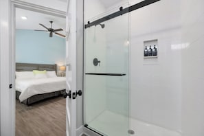 Douche, séchoir à cheveux, serviettes fournies