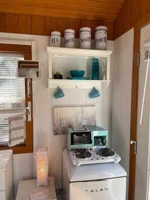 Refrigerador, microondas, placa de cocina, cafetera/tetera