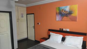 Deluxe-Doppelzimmer, 1 Queen-Bett, Nichtraucher | 1 Schlafzimmer, hochwertige Bettwaren, Betten mit Memory-Foam-Matratzen