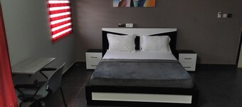 Royal Blue Guest House & Bar