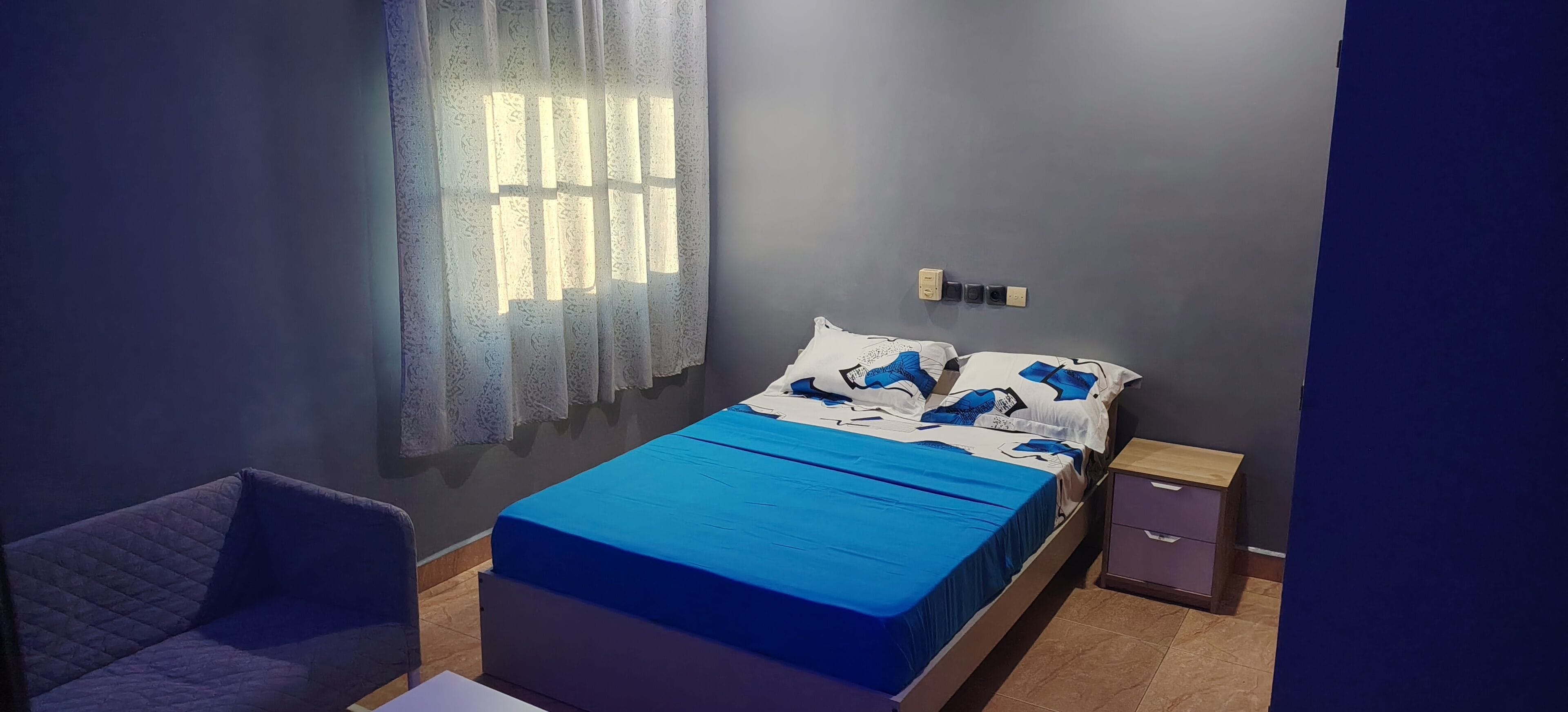 Economy-Studio, 1 Doppelbett | Hochwertige Bettwaren, Betten mit Memory-Foam-Matratzen