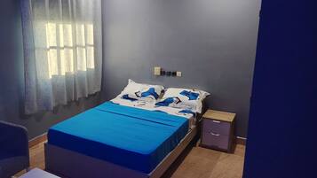 Economy-Studio, 1 Doppelbett | Hochwertige Bettwaren, Betten mit Memory-Foam-Matratzen