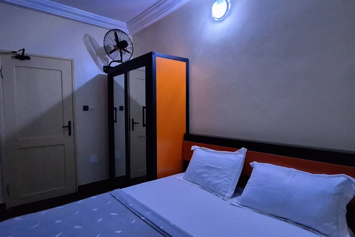 Economy Room, 1 Queen Bed | Premium bedding, memory foam beds, laptop workspace, cribs (free)