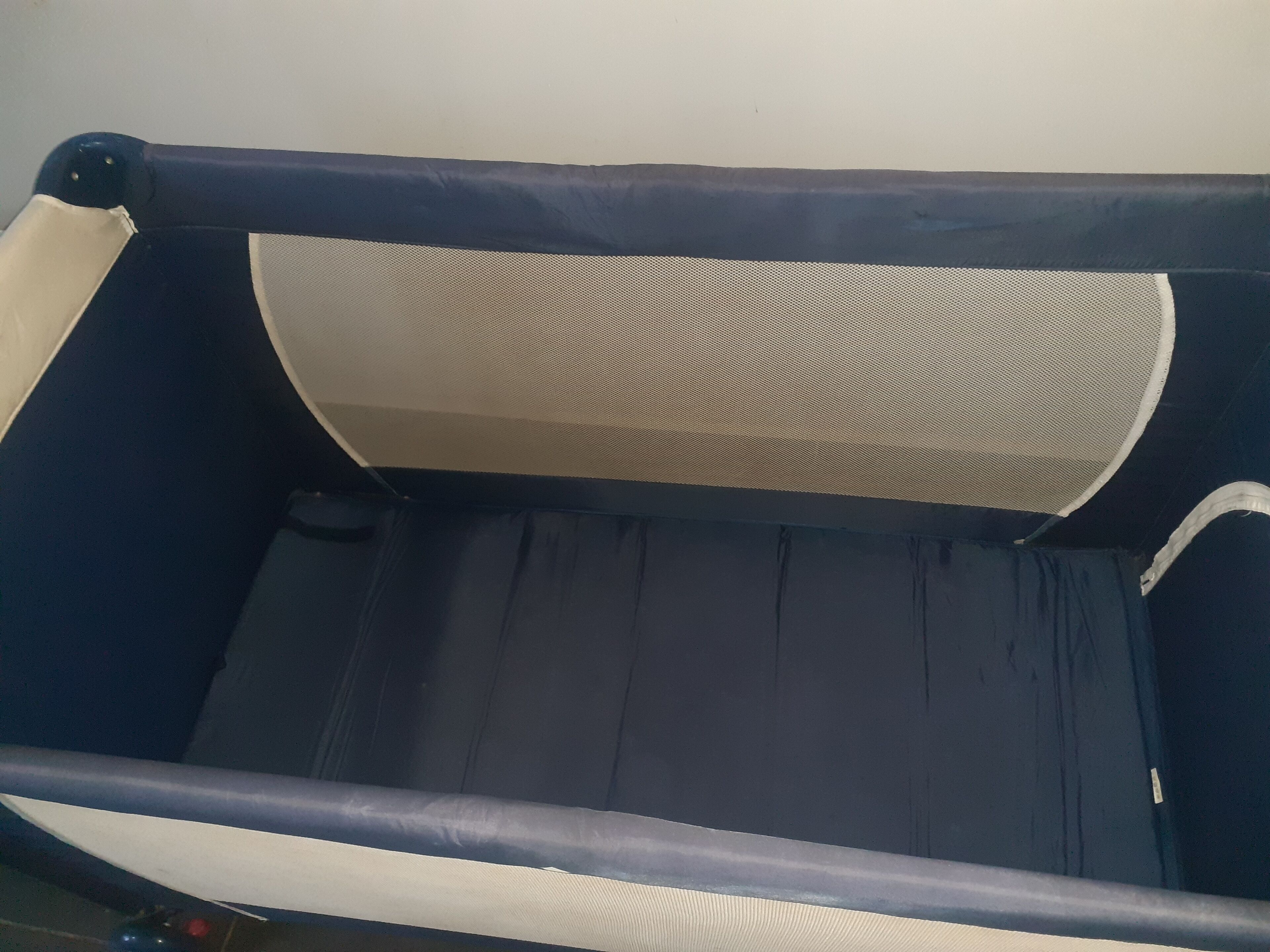 Una habitación con una cama, una ventana y una puerta.