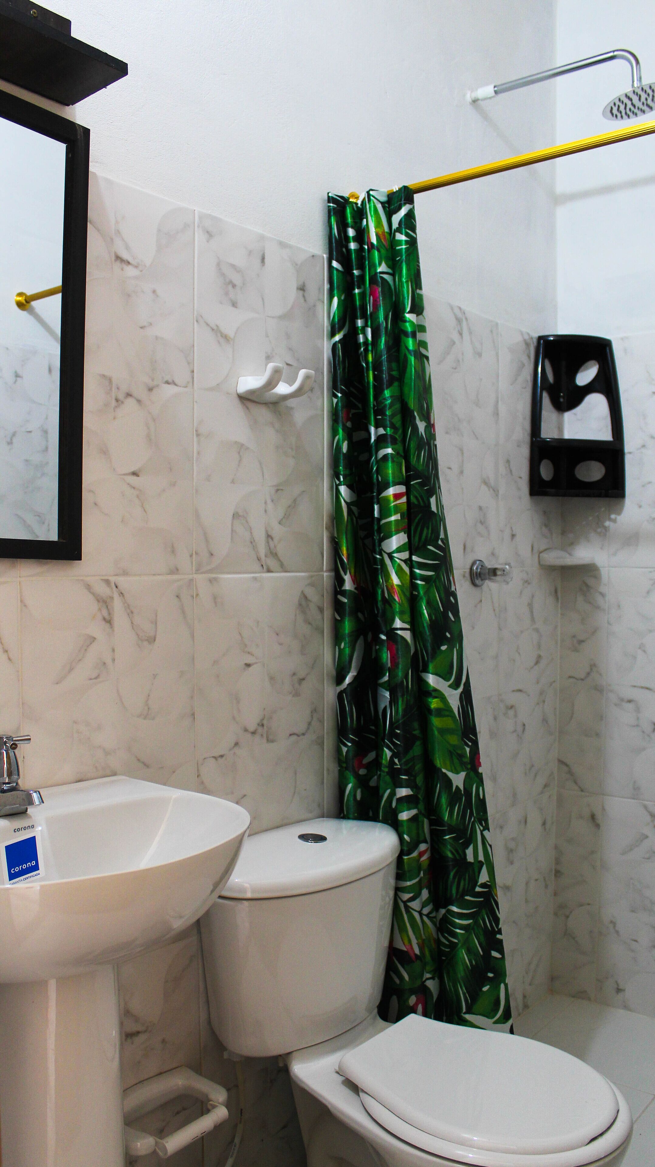Dusche, Handtücher, Toilettenpapier