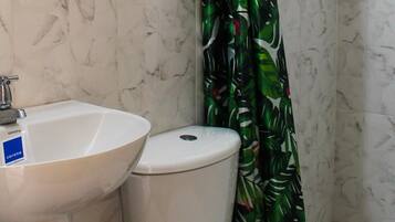 Dusche, Handtücher, Toilettenpapier