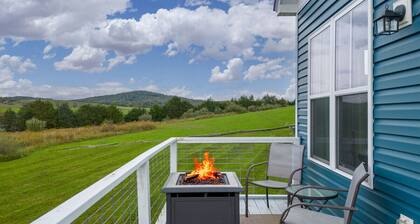 Cozy Tiny House with Mountain Views, Firepit, Deck & Clawfoot Tub