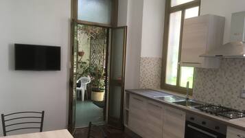 Frigorifero, forno, piano cottura, pentole/stoviglie/utensili