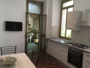 Frigorífico, horno, placa de cocina y utensilios de cocina