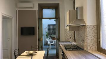 Fridge, oven, stovetop, cookware/dishes/utensils