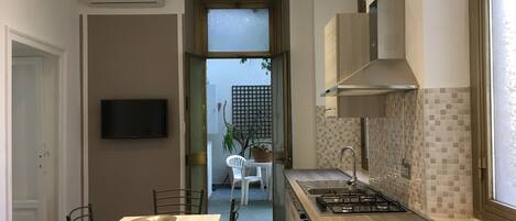 Fridge, oven, stovetop, cookware/dishes/utensils