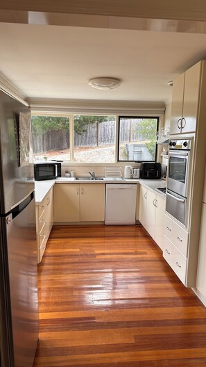 Mikrowelle, Ofen, Herdplatte, Geschirrspüler