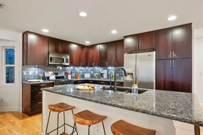 Køleskab, mikrobølgeovn, ovn, kogeplade