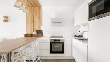 Een koelkast, een magnetron, een oven, een vaatwasser