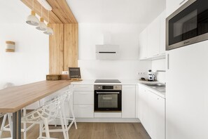 Kühlschrank, Mikrowelle, Ofen, Geschirrspüler